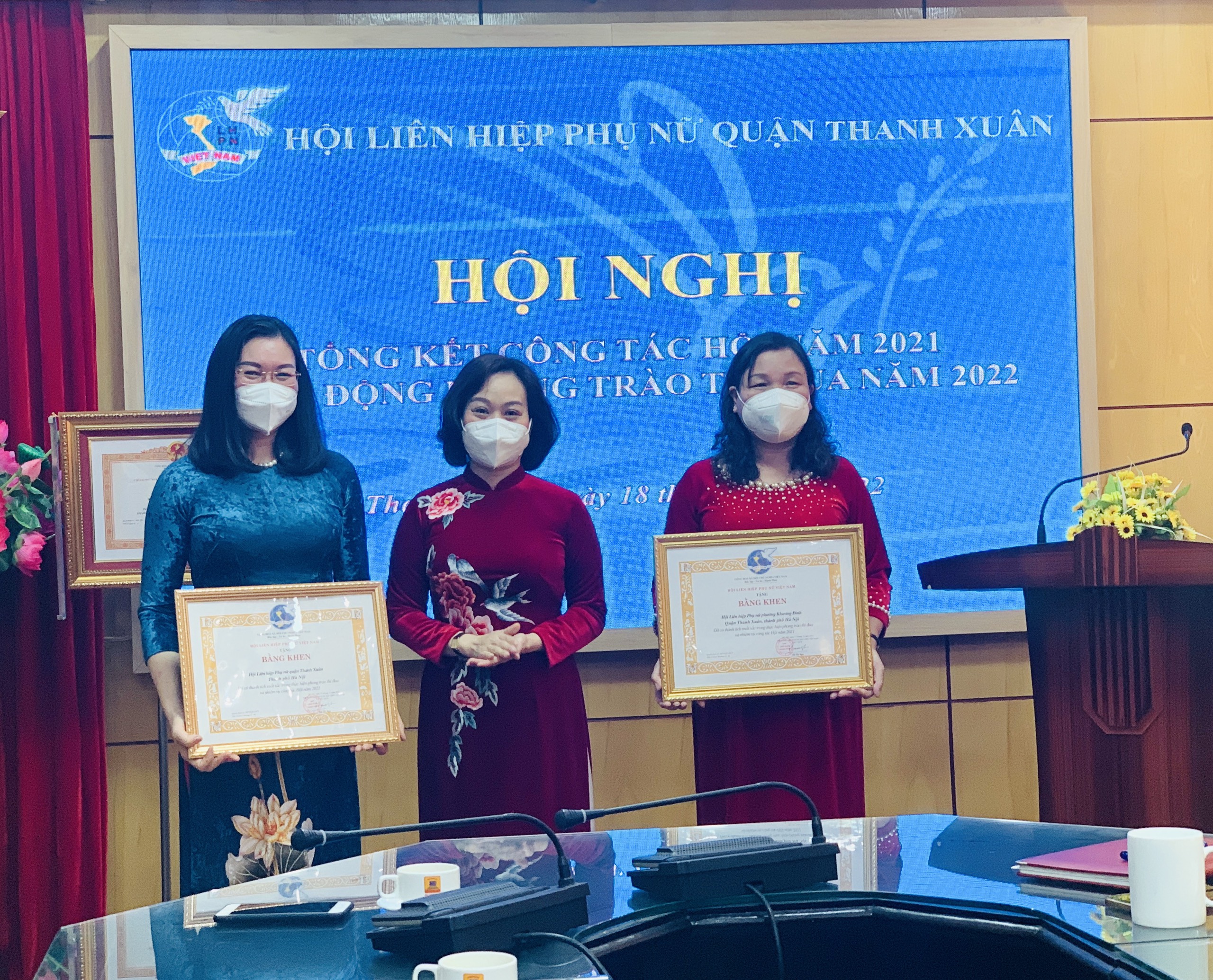 B&agrave; Phạm Thị Thanh Hương, Ph&oacute; Chủ tịch Hội LHPN TP H&agrave; Nội tặng Bằng khen của Trung ương Hội LHPN Việt Nam cho 2 tập thể l&agrave; Hội LHPN quận Thanh Xu&acirc;n v&agrave; Hội LHPN phường Khương Đ&igrave;nh được nhận Bằng khen của Trung ương Hội LHPN Việt Nam