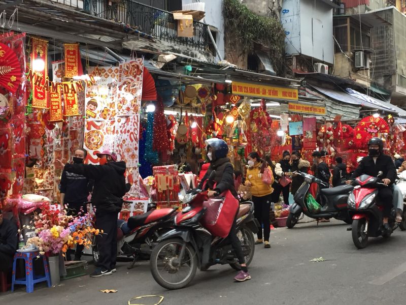 Ai cũng dừng lại ngắm nhìn những món hàng trang trí Tết năm nay