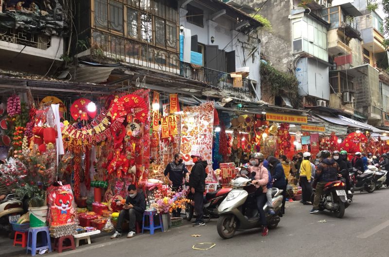 : Khung cảnh nhộn nhịp người đến mua đồ trang trí Tết trên phố Hàng Mã.