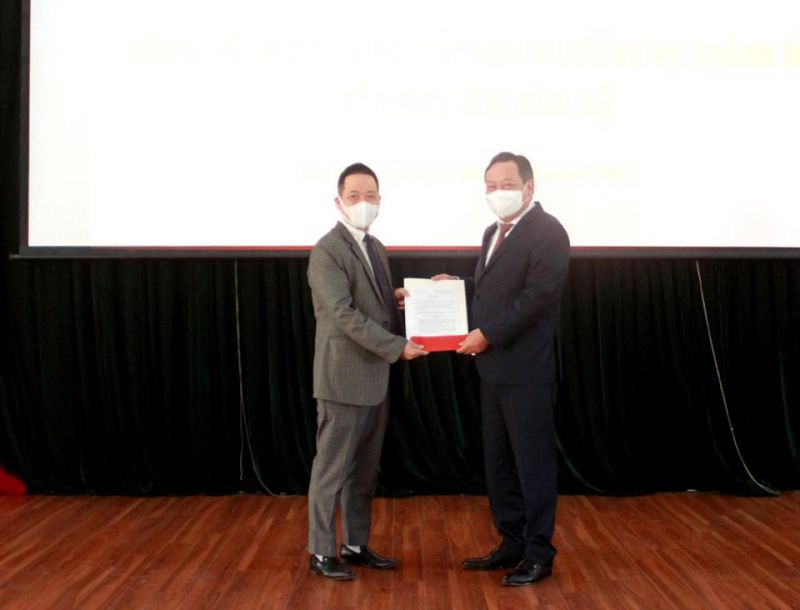 Phó Bí thư Thành ủy Hà Nội trao quyết định bổ nhiệm Phó hiệu trưởng Trường đào tạo cán bộ  Lê Hồng Phong Phó Bí thư Thành ủy Hà Nội trao quyết định bổ nhiệm Phó hiệu trưởng Trường đào tạo cán bộ  Lê Hồng Phong