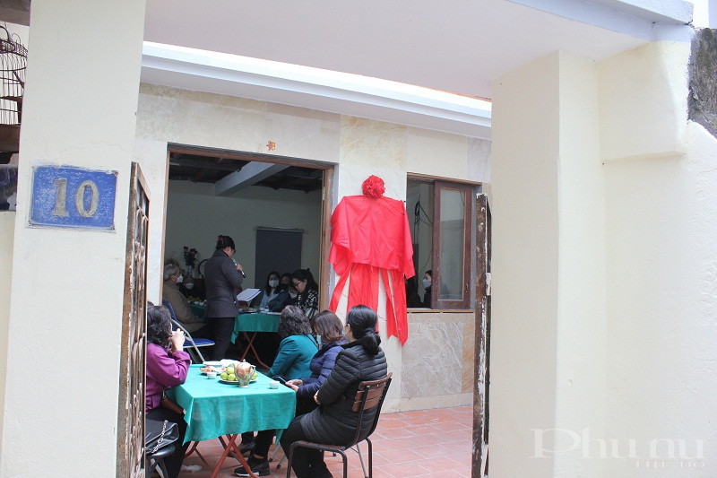 Ngay từ sớm người thân, gia đình hàng xóm và các cô các chị trong Hội đến để chuẩn bị cho buổi bàn giao mái ấm tình thương cho gia đình bà Đinh Thị Lộc