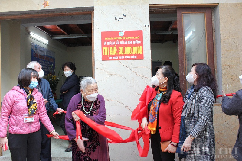 Bà cùng các đại biểu cắt băng khánh thành trong buổi bàn giao mái âm tình thương của Hội
