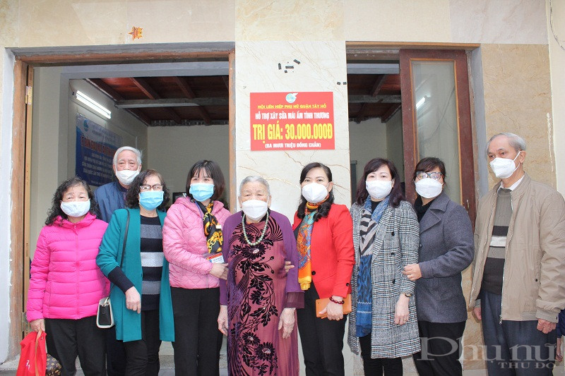 Bà Đinh Thị Lộc, 92 tuổi ( người ở giữa) hạnh phúc đón nhận Mái ấm tinh thương trong niềm chung vui của các đồng chí lãnh đạo Quận ủy Tây Hồ, của tổ chức Hội các cấp và chính quyền địa phương trước thềm Xuân mới