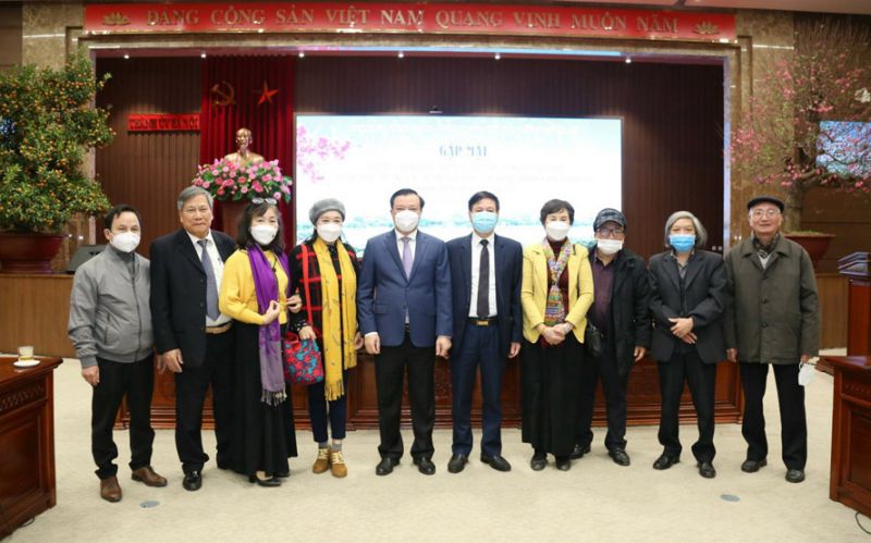 Bí thư Thành ủy Hà Nội và các đại biểu tại buổi gặp mặt
