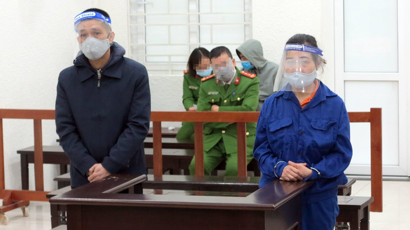 Hai vợ chồng bị cáo trước Toà