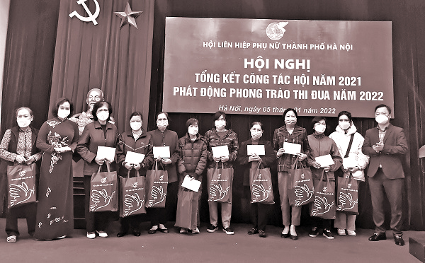Nhân dịp Tết Nguyên đán Nhâm dần 2022, Hội LHPN Hà Nội trao tặng 250 suất quà phụ nữ có hoàn cảnh khó khăn, các gia đình bị ảnh hưởng bởi dịch Covid-19 trên địa bàn TP Hà Nội, mỗi suất quà gồm 500.000 đồng tiền mặt và quà tặng