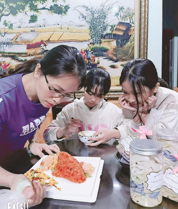 Chị Tuyền c&ugrave;ng c&aacute;c con l&agrave;m x&ocirc;i nghệ thuật đ&oacute;n Tết