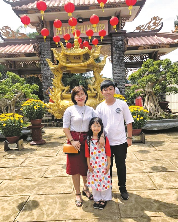 3 mẹ con chị Hiền đi chơi trong dịp Tết