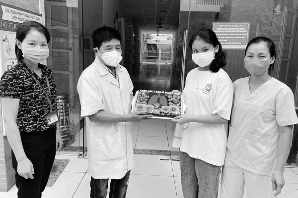 Bạn Đặng bảo Tr&acirc;m l&agrave;m b&aacute;nh thạch tặng lực lượng trực chốt