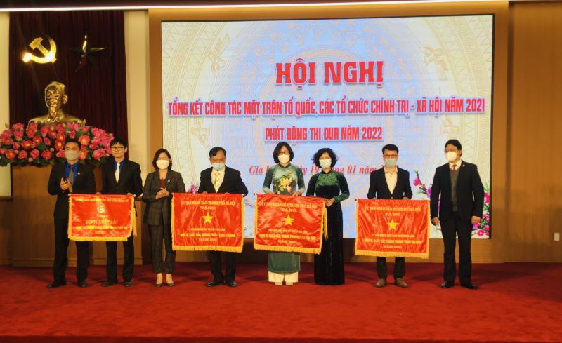Với những kết quả đã đạt được, năm 2021, Uỷ ban Mặt trận Tổ quốc huyện, Hội Nông dân, Hội LHPN huyện được UBND TP trao tặng Cờ đơn vị xuất sắc trong phong trào thi đua; Đoàn TNCS Hồ Chí Minh huyện nhận Cờ đơn vị xuất sắc của Thành Đoàn Với những kết quả đã đạt được, năm 2021, Uỷ ban Mặt trận Tổ quốc huyện, Hội Nông dân, Hội LHPN huyện được UBND TP trao tặng Cờ đơn vị xuất sắc trong phong trào thi đua; Đoàn TNCS Hồ Chí Minh huyện nhận Cờ đơn vị xuất sắc của Thành Đoàn