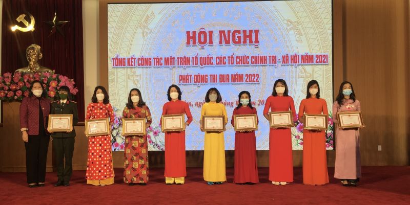 Trưởng ban Huyện uỷ Gia Lâm Chu Thị Thanh Huyền tặng bằng khen của UBND huyện cho các cơ sở Hội đạt thành tích xuất sắc Trưởng ban Huyện uỷ Gia Lâm Chu Thị Thanh Huyền tặng bằng khen của UBND huyện cho các cơ sở Hội đạt thành tích xuất sắc