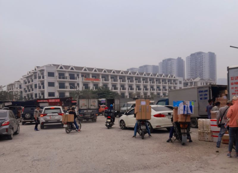 Bãi xe T122 đường Nguyễn Xiển (bãi xe đối diện cột trụ số T122 cầu vành đai 3 trên cao) thuộc địa bàn phường Đại Kim, quận Hoàng Mai, TP Hà Nội. Bãi xe này có diện tích trên 10.000 mét vuông, nằm trên đất quy hoạch là đất ở đô thị