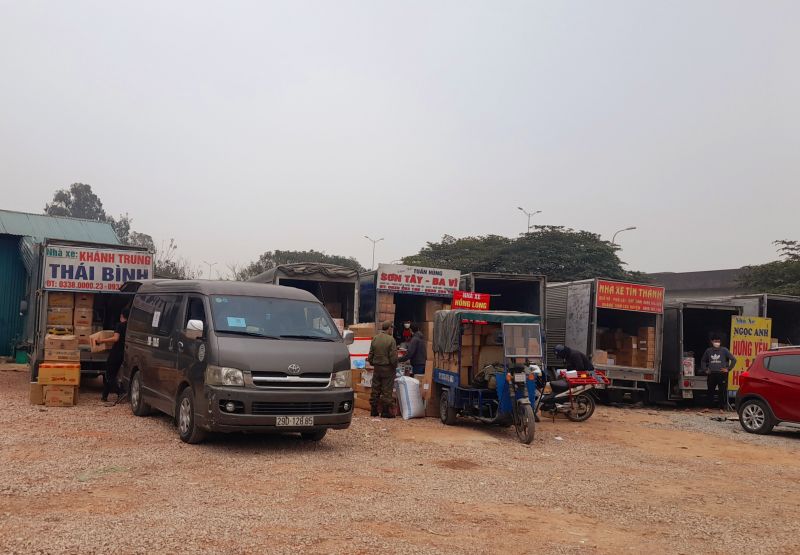 Một số hình ảnh ghi nhận tại bãi xe T122 vào sáng 15/1/2022 cho thấy bãi xe trái phép này hoạt động bài bản như một bãi xe thực thụ