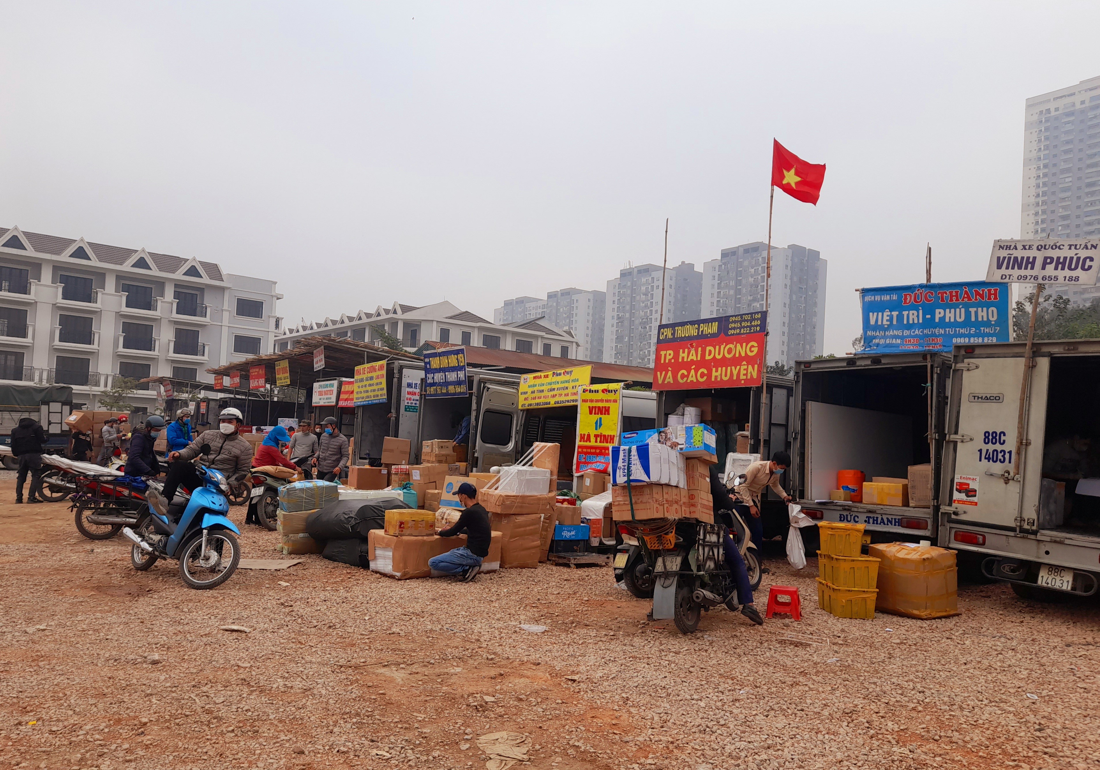 Bãi xe không phép quy mô lớn trên đường Nguyễn Xiển ngang nhiên tồn tại - ảnh 3