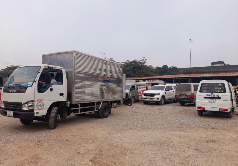 Bãi xe không phép quy mô lớn trên đường Nguyễn Xiển ngang nhiên tồn tại - ảnh 8