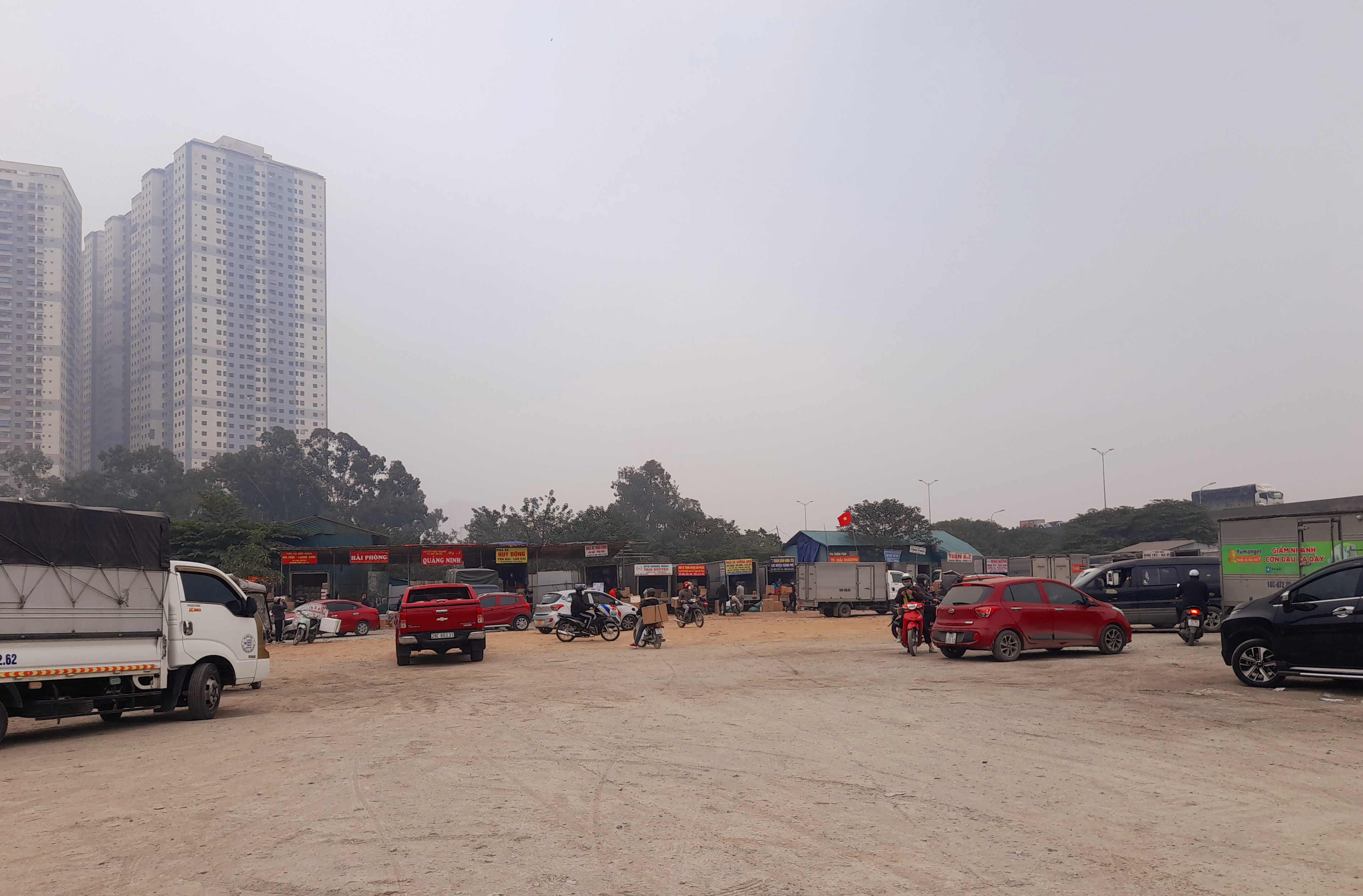 Phó Chủ tịch UBND phường Đại Kim Nguyễn Sỹ Phong cho biết, đây là bãi xe hoạt động không phép và “bãi xe nằm trên đất dự án, từ nay đến cuối năm sẽ thu hồi để trả lại dự án”. Tuy nhiên, đến nay dù đã bước sang năm mới 2022 nhiều ngày mà bãi xe vẫn ngang nhiên tồn tại, không có dấu hiệu được “thu hồi để trả lại dự án” như lời của vị Phó Chủ tịch UBND phường Đại Kim đã nói.