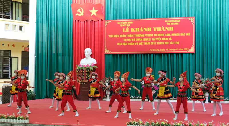 Đại sứ qu&aacute;n Israel tại Việt Nam vừa khai trương thư viện th&acirc;n thiện tặng c&aacute;c học sinh của trường tiểu học x&atilde; Minh Sơn, huyện Bắc M&ecirc;, H&agrave; Giang nhằm g&oacute;p phần n&acirc;ng cao tiếp cận s&aacute;ch v&agrave; x&acirc;y dựng th&oacute;i quen đọc s&aacute;ch cho học sinh cấp tiểu học tại v&ugrave;ng s&acirc;u, v&ugrave;ng xa