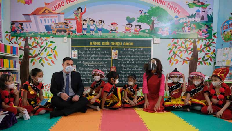 Thư viện th&acirc;n thiện theo m&ocirc; h&igrave;nh Room to Read, cung cấp 10.000 cuốn s&aacute;ch c&ugrave;ng thiết bị ban đầu cho thư viện gồm kệ b&agrave;n, vật phẩm gi&aacute;o dục v&agrave; tranh ảnh