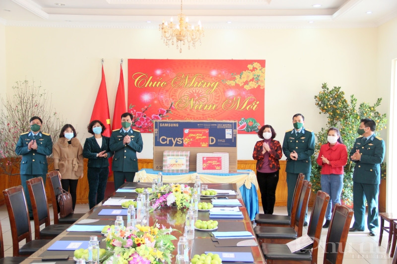 Đo&agrave;n c&ocirc;ng t&aacute;c thăm, ch&uacute;c Tết v&agrave; tặng qu&agrave; c&aacute;n bộ, chiến sĩ.