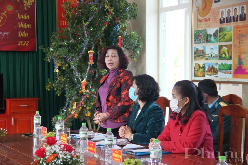 Đồng ch&iacute; L&ecirc; Thị Thi&ecirc;n Hương ph&aacute;t biểu động vi&ecirc;n, ch&uacute;c mừng thắng lợi v&agrave; ch&uacute;c Tết c&aacute;n bộ, chiến sĩ tại c&aacute;c đơn vị trực thuộc Sư đo&agrave;n Ph&ograve;ng kh&ocirc;ng 361.