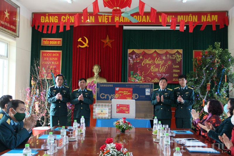 Hội LHPN Hà Nội thăm, chúc Tết Sư đoàn Phòng không 361 và các đơn vị trực thuộc - ảnh 10