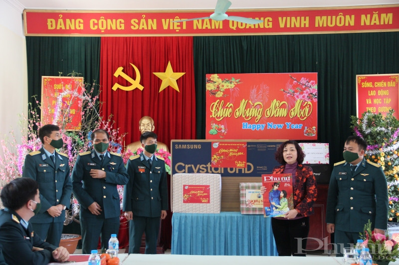 Hội LHPN Hà Nội thăm, chúc Tết Sư đoàn Phòng không 361 và các đơn vị trực thuộc - ảnh 14
