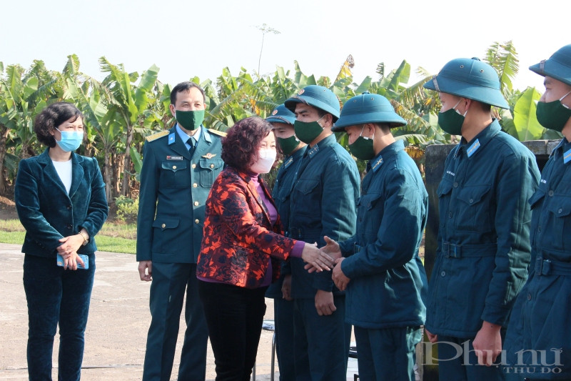 Đồng ch&iacute; L&ecirc; Thị Thi&ecirc;n Hương v&agrave; đo&agrave;n c&ocirc;ng t&aacute;c thăm hỏi, động vi&ecirc;n c&aacute;c chiến sĩ năm nay trực Tết tại đơn vị.
