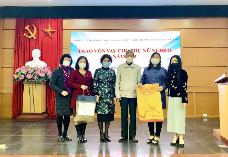 Lãnh đạo báo Phụ nữ Thủ đô trao quà Tết cho Hội LHPN quận Thanh Xuân và phường Khương Trung