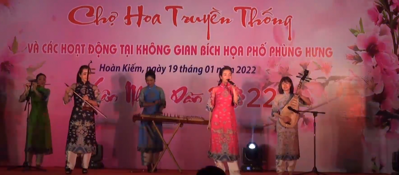 Văn nghệ khai mạc chợ hoa truyền thống tại quận Hoàn Kiếm