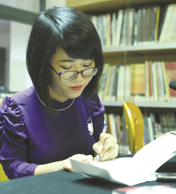 Nh&agrave; văn Kim H&ograve;a k&yacute; tặng s&aacute;ch
