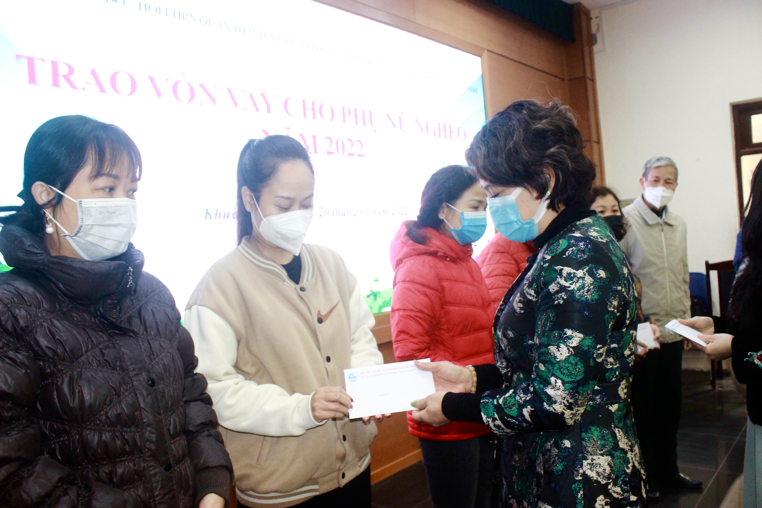 Tổng Biên tập báo Phụ nữ Thủ đô Lê Quỳnh Trang trao vốn vay cho hội viên phụ nữ khó khăn trên địa bàn phường Khương Trung