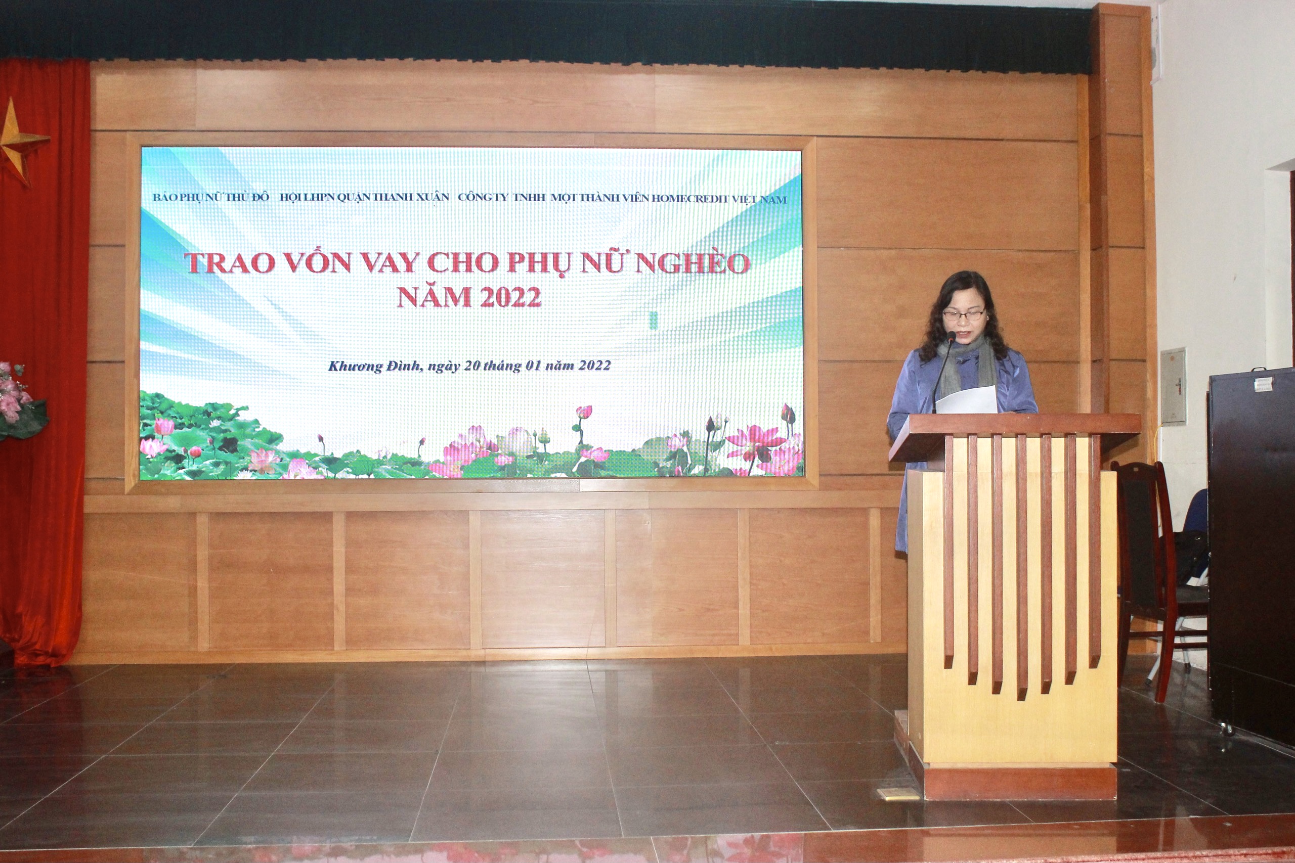 Bà Vũ Thị Thanh Thúy, Chủ tịch Hội LHPN phường Khương Trung cảm ơn Báo, Quận hội và công ty Home Credit trong việc đồng hành hỗ trợ phụ nữ, không để ai bị bỏ lại phía sau