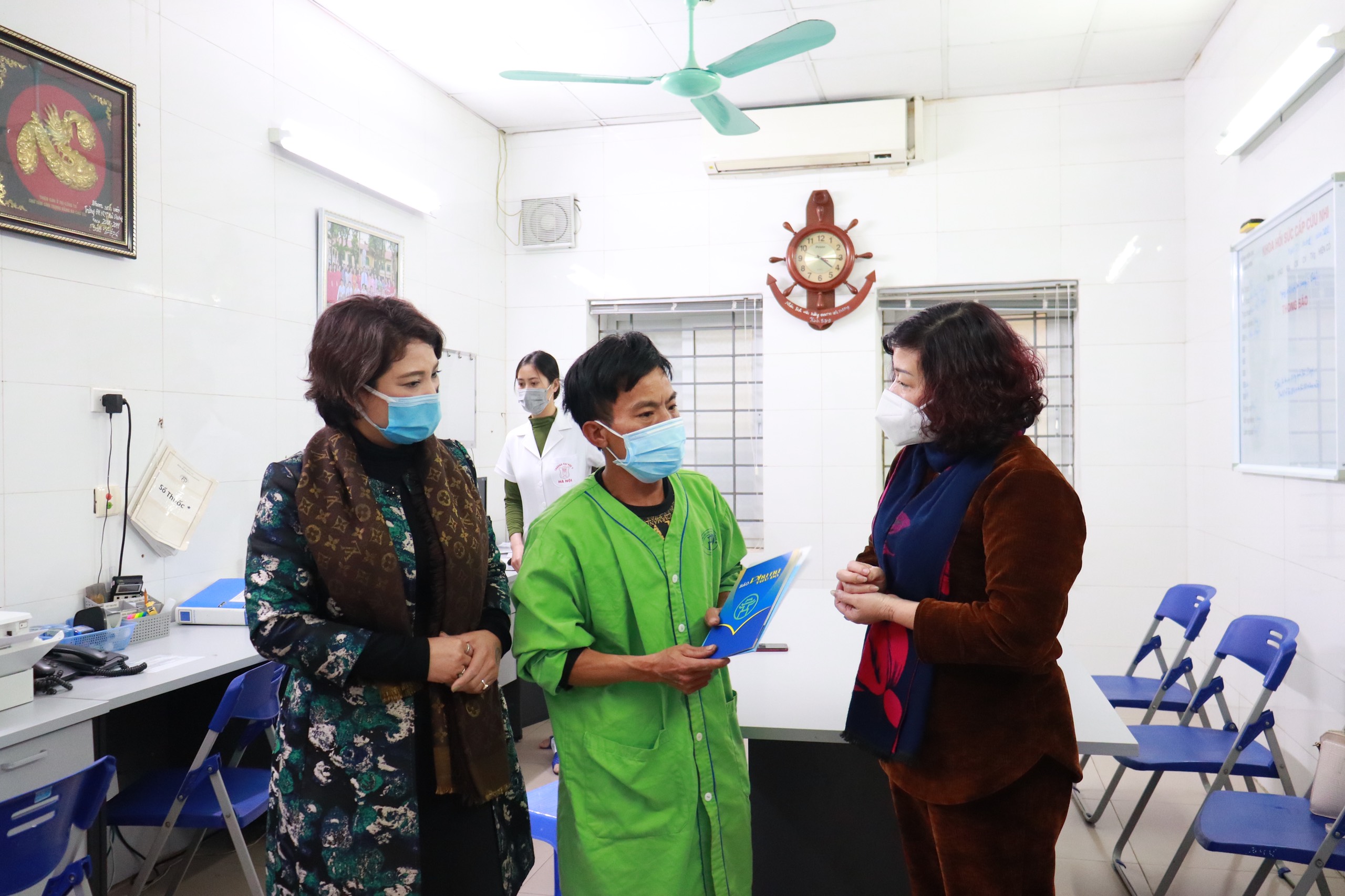 Bà Lê Thị Thiên Hương, Phó Chủ tịch Hội LHPN TP Hà Nội và bà Lê Quỳnh Trang, Tổng Biên tập báo Phụ nữ Thủ đô thăm hỏi, động viên gia đình cháu bé N.A, đồng thời mong cháu sẽ sớm khoẻ lại