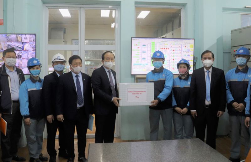 Chủ tịch HĐND thành phố Nguyễn Ngọc Tuând trao quà đến kíp trực tại chỗ máy vận hành