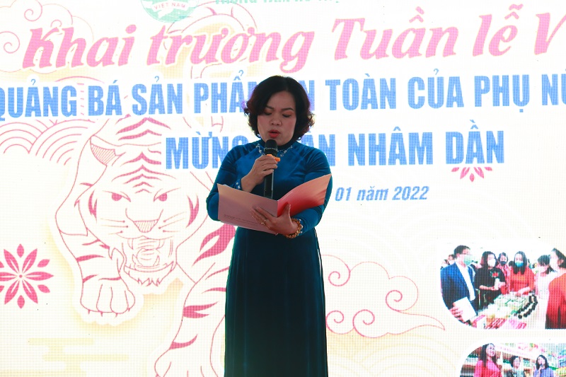 Bà Nguyễn Thị Hảo, Giám đốc Trung tâm Hỗ trợ Phát triển phụ nữ Hà Nội, Chủ nhiệm CLB Doanh nhân nữ Hà Nội phát biểu khai mạc Chương trình Bà Nguyễn Thị Hảo, Giám đốc Trung tâm Hỗ trợ Phát triển phụ nữ Hà Nội, Chủ nhiệm CLB Doanh nhân nữ Hà Nội phát biểu khai mạc Chương trình
