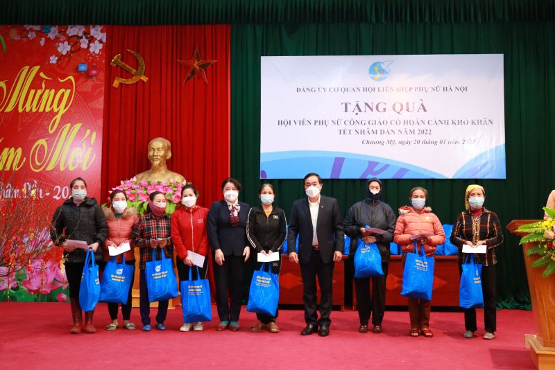 Đồng chí Nguyễn Thị Thu  Thủy, Phó Chủ tịch Thường trực Hội LHPN Hà Nội trao quà cho phụ nữ công giáo có hoàn cảnh khó khăn tại thôn Mới, xã Tốt Động, huyện Chương Mỹ