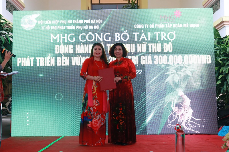 Nữ doanh nhân Phạm Mỹ Hạnh Chủ tịch HĐQT công ty CP tập đoàn Mỹ Hạnh đã trao văn bản cam kết đồng hành Hỗ trợ phụ nữ Thủ đô sinh kế bền vững năm 2022 cho đại diện Hội LHPN Hà Nội Nữ doanh nhân Phạm Mỹ Hạnh Chủ tịch HĐQT công ty CP tập đoàn Mỹ Hạnh đã trao văn bản cam kết đồng hành Hỗ trợ phụ nữ Thủ đô sinh kế bền vững năm 2022 cho đại diện Hội LHPN Hà Nội