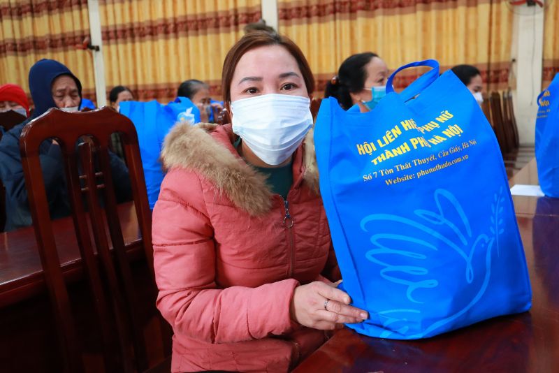 Đảng ủy cơ quan Hội LHPN Hà Nội: Tiếp tục hoạt động chăm lo phụ  nữ công giáo có hoàn cảnh khó khăn dịp Tết Nguyên đán - ảnh 3