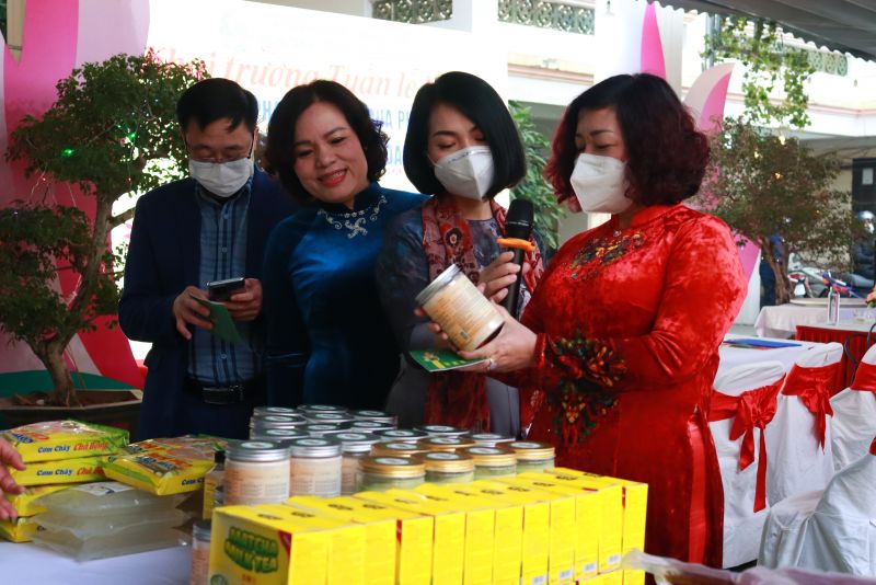 Các đại biểu tham quan gian hàng Các đại biểu tham quan gian hàng
