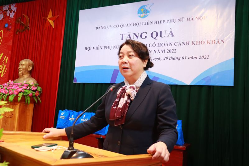 Đồng chí Nguyễn Thị Thu Thủy, Bí thư Đảng ủy, Phó Chủ tịch Thường trực Hội LHPN Hà Nội phát biểu tại buổi tặng quà