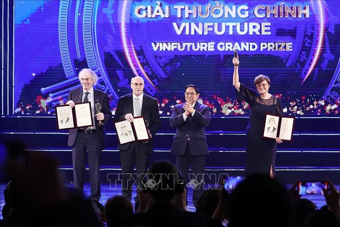 Thủ tướng Phạm Minh Chính trao Giải thưởng chính cho Đề án của GS Katalin Kariko và GS Drew Weissman cùng GS Pieter R. Cullis nghiên cứu về vaccine mRNA công nghệ đột phá để bảo vệ cuộc sống con người. Ảnh: Dương Giang/TTXVN