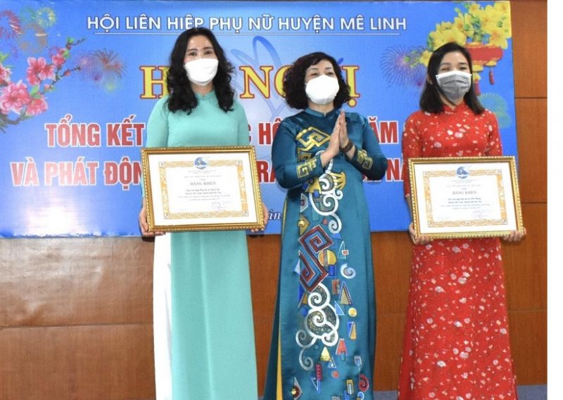 Đồng chí Lê Thị Thiên Hương, Phó Chủ tịch Hội LHPN Hà Nội trao Bằng Khen của TƯ Hội LHPN Việt Nam cho các tập thể có thành tích xuất sắc trong năm 2021 Đồng chí Lê Thị Thiên Hương, Phó Chủ tịch Hội LHPN Hà Nội trao Bằng Khen của TƯ Hội LHPN Việt Nam cho các tập thể có thành tích xuất sắc trong năm 2021