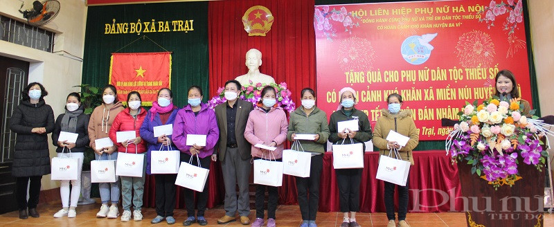 Tặng quà Tết cho phụ nữ khó khăn dân tộc thiểu số tại 2 xã miền núi huyện Ba Vì - ảnh 6