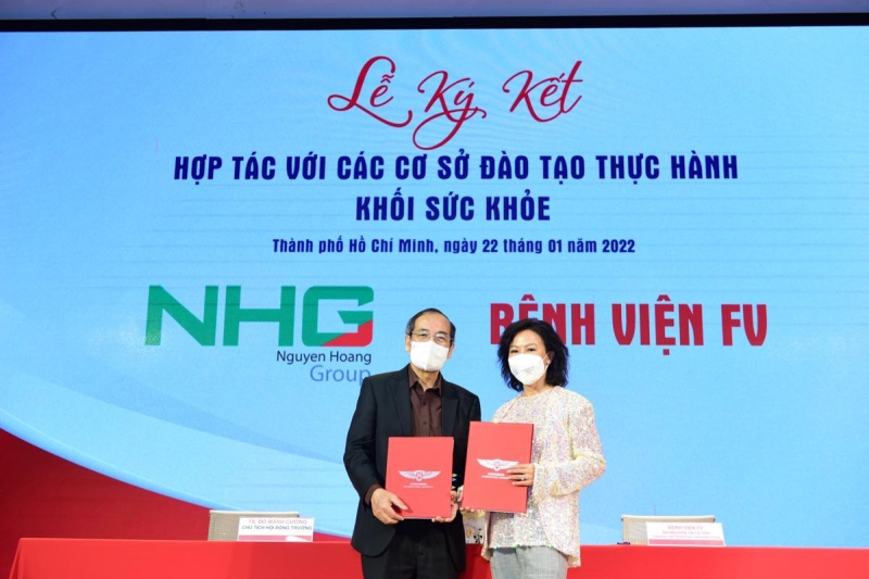 Đại diện bệnh viện FV và Đại học quốc tế trao đổi biên bản ký kết.