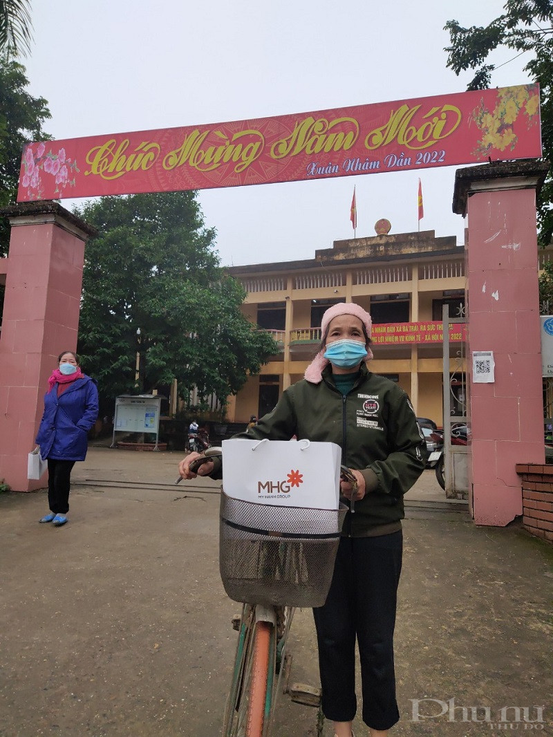 Chị em các xã miền núi hiện còn nhiều khó khăn, chính vì vậy mỗi món quà nhỏ của Hội cũng là niềm vui, niềm động viên giúp họ có thêm cái Tết no ấm