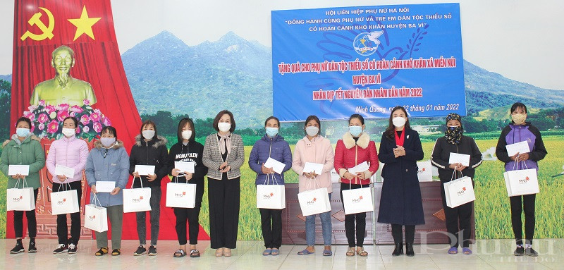 Đồng chí Phạm Thị Thanh Hương, Phó Chủ tịch Hội LHPN  Hà  Nội, Chủ tịch Công đoàn cơ quan Hội LHPN Hà Nội (người thứ 6 từ trái sang) và đồng chí Đỗ Thị Thúy Hằng, Chủ tịch Hội LHPN huyện Ba Vì ( người thứ 3 từ phải sang) trao quà Tết cho các gia đình