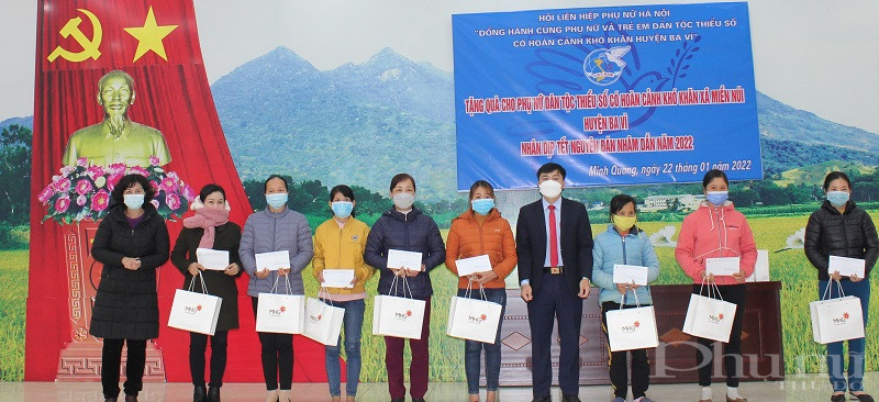 Tặng quà Tết cho phụ nữ khó khăn dân tộc thiểu số tại 2 xã miền núi huyện Ba Vì - ảnh 5