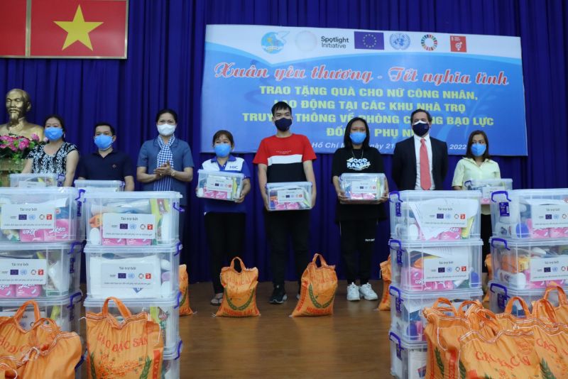 Quang cảnh buổi lễ trao tặng quà