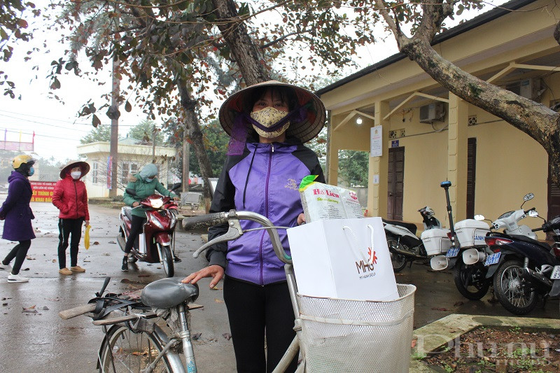 Các chị em hội viên phụ nữ phấn khởi nhận món quà của Hội