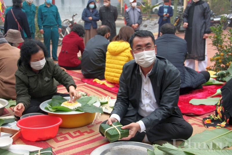 Anh Trinh Ch&iacute; Thanh - B&iacute; thư Đảng ủy phường Tứ Li&ecirc;n cũng trực tiếp tham gia g&oacute;i b&aacute;nh chưng c&ugrave;ng chị em hội vi&ecirc;n phụ nữ.